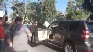 متظاهرون يعترضون موكب رئيس الوزراء المجري فيكتور أوربان خلال مغادرته لمتحف ’ياد فاشيم’ في 19 يوليو، 2018. 
(لقطة شاشة: Twitter)