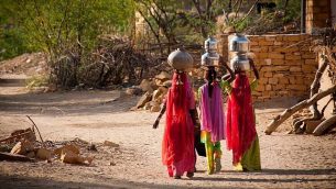 صورة توضيحية لنساء يحملن الماء في إحدى القرى في الهند (FrankCornfield؛ iStock by Getty Images)