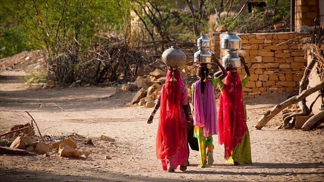 صورة توضيحية لنساء يحملن الماء في إحدى القرى في الهند (FrankCornfield؛ iStock by Getty Images)