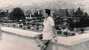 تظهر هذه الصورة غير المؤرخة هي للجاسوس الإسرائيلي إيلي كوهين في سوريا مرتديا ساعة يد استردها الموساد في عام 2018. (PMO)