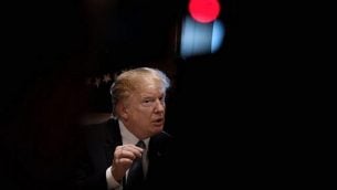 الرئيس الأمريكي دونالد ترامب يدلي بتصريحات للإعلام قبل اجتماع للمجلس الوزاري في البيت الأبيض، 21 يونيو، 2018. (AFP Photo/Olivier Douliery)