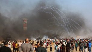 إطلاق قنابل الغاز المسيل للدموع من قبل القوات الإسرائيلية خلال مظاهرة على الحدود بين إسرائيل وقطاع غزة على متظاهرون فلسطينيون، في خان يونس جنوب قطاع غزة في 3 أغسطس / آب 2018. (AFP/Said Khatib)
