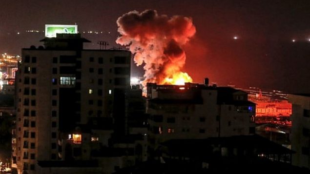 الدخان يتصاعد من مباني في اعقاب غارة جوية اسرائيلية في مدينة غزة، 8 اغسطس 2018 (AFP PHOTO / MAHMUD HAMS)