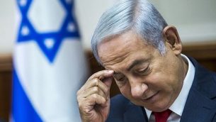 رئيس الوزراء بينيامين نتنياهو يترأس الجلسة الأسبوعية للحكومة في مكتبه في القدس، 12 أغسطس، 2018. (AFP PHOTO / POOL / JIM HOLLANDER)
