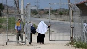 فلسطينيون يجتازون معبر إيرز بين غزة وإسرائيل بالقرب من بيت حانون في شمال قطاع غزة، 27 أغسطس، 2018.  (AFP/ MAHMUD HAMS)
