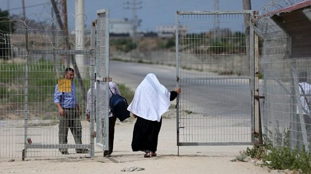 فلسطينيون يجتازون معبر إيرز بين غزة وإسرائيل بالقرب من بيت حانون في شمال قطاع غزة، 27 أغسطس، 2018.  (AFP/ MAHMUD HAMS)