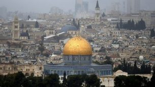 صورة تم التقاطها من جبل الزيتون تظهر فيها القدس القديمة مع قبة الصخرة في مركز الصورة، 6 ديسمبر، 2017. (Photo/Ahmad Gharabli)