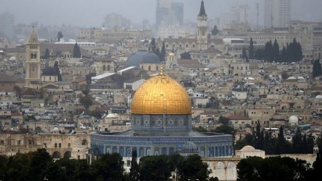 صورة تم التقاطها من جبل الزيتون تظهر فيها القدس القديمة مع قبة الصخرة في مركز الصورة، 6 ديسمبر، 2017. (Photo/Ahmad Gharabli)