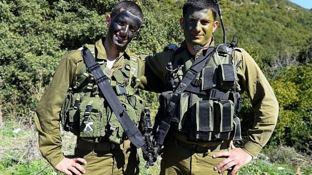 عمير جمال (من اليسار)، ضابط في الجيش الإسرائيلي من أبناء الطائفة الدرزية.  (Israel Defense Forces/Flickr/CC BY-NC 2.0)