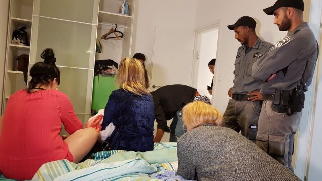 الشرطة تداهم بيت دعارة يشتبه اصحابه بالإتجار بالبشر، 28 اغسطس 2018 (Israel Police)