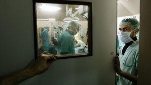 طبيب فلسطيني يغادر غرفة عمليات في مستشفى الشفاء في قطاع غزة، 27 يناير 2009 (Illustrative photo: AP/Anja Niedringhaus)