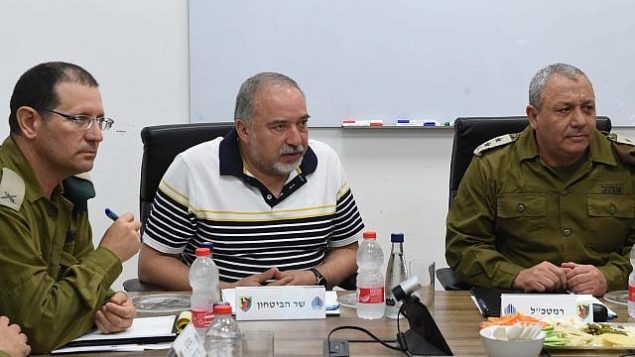 وزير الدفاع أفيغدور ليبرمان، وسط الصورة، يتحدث مع رئيس هيئة أركان الجيش الإسرائيلي غادي آيزنكوت، من اليمين، وضباط عسكريين كبار آخرين خلال زيارة إلى ’فرقة غزة’ في 13 أغسطس، 2018. (Shahar Levi/Defense Ministry)