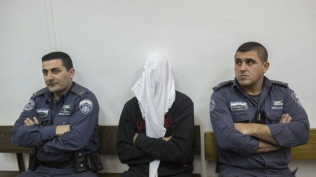 بن درعي، وسط الصورة، شرطي حرس الحدود المتهم بإطلاق النار على شاب فلسطيني وقتله في مواجهات في بيتونيا في الضفة الغربية، خلال جلسة في المحكمة المركزية في القدس، 30 ديسمبر، 2014. (Yonatan Sindel/Flash90)