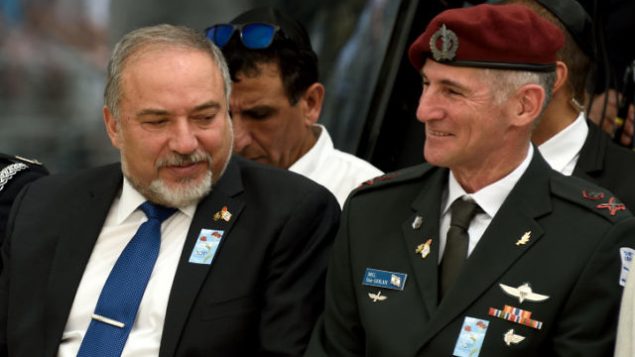 وزير الدفاع أفيغدور ليبرمان (من اليسار) مع نائب رئيس هيئة الأركان العامة للجيش الإسرائيلي، الميجر جنرال يائير غولان، في مراسم لإحياء ذكرى  قتلى معارك إسرائيل في تل أبيب، 1 مايو، 2017.  (Gili Yaari/Flash90)