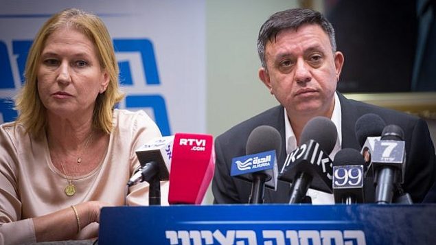 رئيس حزب ’العمل’،  آفي غباي (يمين الصورة)، وعضو الكنيست عن ’المعسكر الصهيوني’، تسيبي ليفني، يشاركان في جلسة لكتلة ’المعسكر الصهيوني’ في الكنيست في 24 يولي، 2017.  (Miriam Alster)