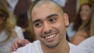 الجندي الإسرائيلي السابق إيلور عزاريا يجلس في قاعمة المحكمة العسكرية في قاعدة ’الكرياه’ العسكرية في تل أبيب، 30 يوليو، 2017. (Avshalom Sasoni/Pool/Flash90)