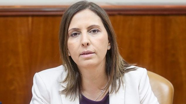 وزيرة المساواة الاجتماعية غيلا غمليئيل تتحدث في الاجتماع الأسبوعي لمجلس الوزراء في مكتب رئيس الوزراء في القدس، في 25 مارس 2018. (Marc Israel Sellem / POOL)