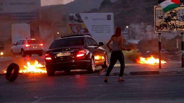 توضيحية: مواجهات بين متظاهرين فلسطينيين والقوات الإسرائيلية خلال مظاهرات بالقرب من حاجز حوارة، جنوب مدينة نابلس في الضفة الغربية، 14 مايو، 2018. (Nasser Ishtayeh/Flash90)