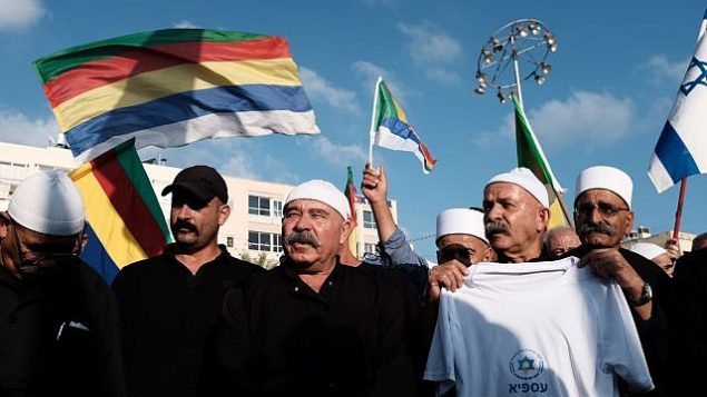متظاهرون دروز خلال مظاهرة ضد قانون الدولة اليهودية، في ساحة رابين في تل ابيب، 4 اغسطس 2018 (Tomer Neuberg/Flash90)