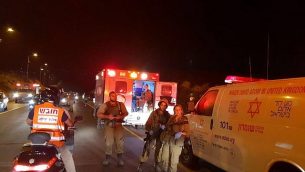 جنود ومسعفون في موقع لقيت فيه إمرأة إسرائيلية مصرعها بعد أن تعرضت للدهس من قبل مركبة فلسطينية، بالقرب من بؤرة حفات غلعاد الاسيتطانية في شمال الضفة الغربية، 16 أغسطس، 2018. (Roi Hadi/Samaria Regional Council)