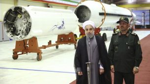 الرئيس الإيراني حسن روحاني خلال مؤتمر صحفي مع وزير الدفاع حسين دهقان بعد الكشف عن صاروخ فاتح 313، 22 اغسطس 2015 (Iranian Presidency Office via AP)