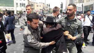 عناصر الشرطة يعتقلون رجلا يهوديا متشددا يتظاهر في القدس ضد اعتقال متهرب من التجنيد، 2 اغسطس 2018 (Israel Police)