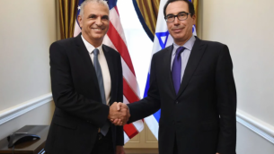 وزير المالية موشيه كحلون (من اليسار) يلتقي في مكتبه في القدس بوزير الخزانة الأمريكية ستيفن منوشين في 14 مايو، 2018. (وزارة المالية)