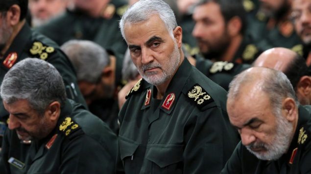 قائد الحرس الثوري الإيراني فاسم سليماني يحضر لقاء مع المرشد الأعلى الإيراني آية الله علي حامنئي وقادة الحرس الثوري في طهران، 18 سبتمبر 2016 (Office of the Iranian Supreme Leader via AP)