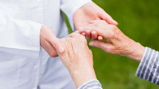 صورة توضيحية لمريض مصاب بالشلل الإرتعاشي. (Obencem، iStock by Getty Images)