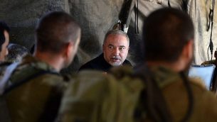 وزير الدفاع أفيغدور ليبرمان يزور مناوة عسكرية للجيش الإسرائيلي في شمال إسرائيل، 21 أغسطس، 2018.  (Ariel Hermony/Ministry of Defense)