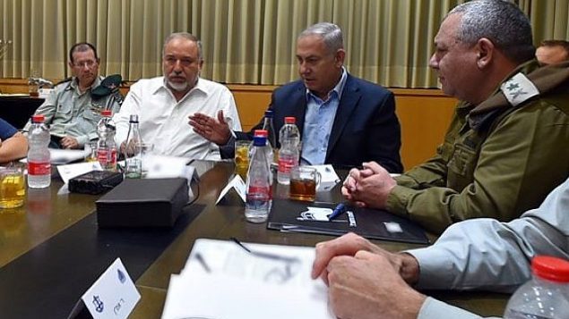 رئيس الوزراء بنيامين نتنياهو ووزير الدفاع افيغادور ليبرمان خلال لقاء مع قادة امنيين في مقر الجيش الإسرائيلي في تل ابيب، 9 اغسطس 2018 (Defense Ministry)
