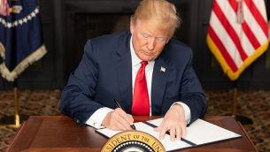 الرئيس الأمريكي دونالد ترامب يوقع أمراً تنفيذياً بشأن العقوبات المفروضة على إيران في نادي ترامب الوطني للغولف، 5 أغسطس / آب 2018، في بلدة بيدمينستر ، بولاية نيوجرسي. (Official White House Photo by Shealah Craighead)