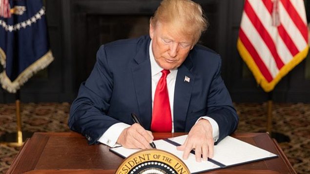 الرئيس الأمريكي دونالد ترامب يوقع أمراً تنفيذياً بشأن العقوبات المفروضة على إيران في نادي ترامب الوطني للغولف، 5 أغسطس / آب 2018، في بلدة بيدمينستر ، بولاية نيوجرسي. (Official White House Photo by Shealah Craighead)