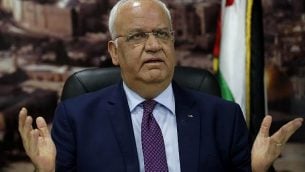 صائب عريقات يتحدث مع الصحافيين في مدينة رام الله في الضفة الغربية، 1 سبتمبر، 2018. (AFP/Ahmad Gharabli)