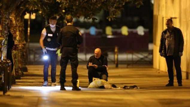 الشرطة الفرنسية تحقق في ساحة مهاجمة رجل لأشخاص في احد شوارع باريس، 9 سبتمبر 2018 (ZAKARIA ABDELKAFI / AFP)