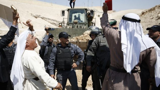 متظاهرون فلسطينيون امام جنود اسرائيليين خلال مظاهرة ضد هدم قرية خان الاحمر البدوية في الضفة الغربية، 14 سبتمبر 2018 (AFP PHOTO / ABBAS MOMANI)