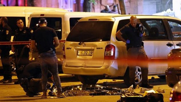 شرطة الأدلة الجنائية تقوم بفحص جثة فلسطيني قُتل بينران الشرطة في القدس الشرقية في 18 سبتمبر، 2018 خلال محاولته تنفيذ هجوم طعن. (AFP/Ahmad Gharabli)