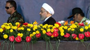 الرئيس الإيراني حسن روحاني يصل للمشاركة في الموكب العسكري السنوي في ذكرى اندلاع الحرب المدمرة مع العراق بين عام 1980-1988، في العاصمة طهران، 22 سبتمبر 2018 (AFP/ STRINGER)