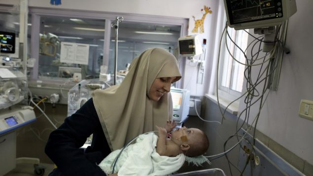 جمانا داود، من سكان غزة، وطفلتها البالغة 7 اشهر، في مستشفى المقاصد في القدس الشرقية، 20 فبراير 2017 (AFP/AHMAD GHARABLI) جمانا داود، من سكان غزة، وطفلتها البالغة 7 اشهر، في مستشفى المقاصد في القدس الشرقية، 20 فبراير 2017 (AFP/AHMAD GHARABLI)