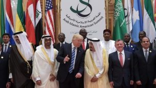 الرئيس الأمريكي دونالد ترامب، العاهل السعودي سلمان بن عبد العزيز آل سعود، العاهل الاردني عبد الله الثاني، الرئيس المصري عبد الفتاح السيسي، مسؤولين اخرين يلتقطون صورة جماعية خلال القمة العربية الإسلامية الامريكية في مركز مؤتمرات الملك عبد العزيز في الرياض، 21 مايو 2017 (AFP/Mandel Ngan)