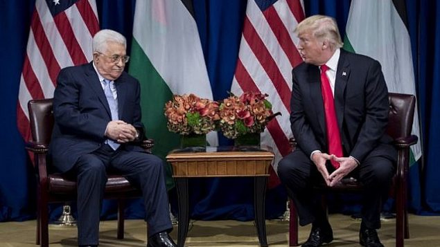 رئيس السلطة الفلسطينية محمود عباس يستمع بينما الرئيس الأمريكي دونالد ترامب يدلي ببيان للصحافة قبل اجتماع في فندق بالاس خلال الدورة 72 للجمعية العامة للأمم المتحدة في 20 سبتمبر 2017 ، في نيويورك. (AFP/Brendan Smialowski) رئيس السلطة الفلسطينية محمود عباس يستمع بينما الرئيس الأمريكي دونالد ترامب يدلي ببيان للصحافة قبل اجتماع في فندق بالاس خلال الدورة 72 للجمعية العامة للأمم المتحدة في 20 سبتمبر 2017 ، في نيويورك. (AFP/Brendan Smialowski)