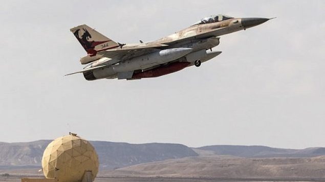 طائرة اف-16 إسرائيلية تنطلق خلال مناورة ’العلم الأزرق’ في قاعدة ’عوفدا’ الجوية، شمال مدينة إيلات الإسرائيلية، 8 نوفمبر، 2017.  (Jack Guez/AFP)