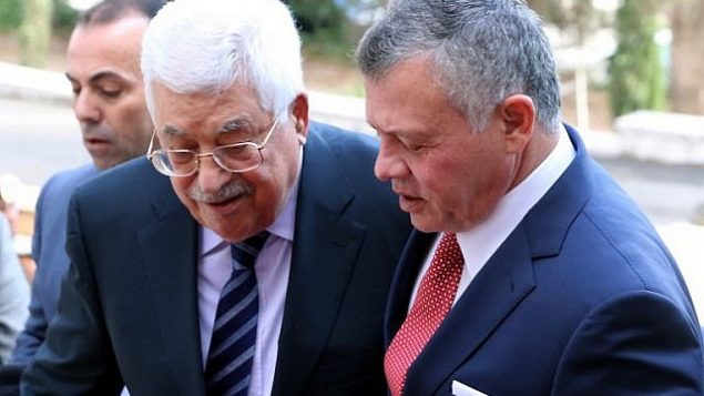 الملك الأردني عبد الله الثاني، من اليمين، يستقبل رئيس السلطة الفلسطينية محمود عباس في القصر الملكي في عمان، 7 ديسمبر، 2017.  (AFP/ KHALIL MAZRAAWI)