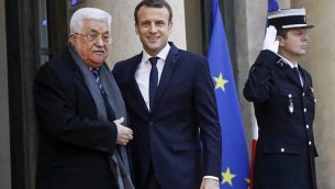 الرئيس الفرنسي إيمانويل ماكرون (وسط الصورة) يرحب برئيس السلطة الفلسطينية محمود عباس (من اليسار) في قصر الإليزيه في باريس لعقد لقاء بينهما، 22 ديسمبر، 2017.  (AFP Photo/Patrick Kovarik)