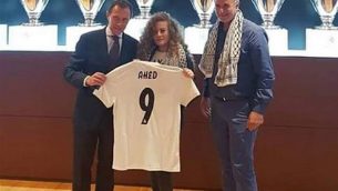 عهد التميمي تحل ضيفة على نادي ريال مدريد لكرة القدم، 29 سبتمبر، 2018.  (via twitter)