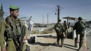 جنود اسرائيلية في مفرق كتلة عتصيون الإسرائيلية بعد دهس فلسطيني اسرائيليين اثنين بسيارته في وقت سابق من اليوم، 17 نوفمبر 2017 (Israel Defense Forces)