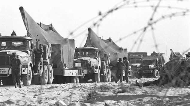 سيارات مدرعة إسرائيلية تتخذ مواقع في شبه جزيرة سيناء خلال حرب أكتوبر في 6 أكتوبر 1973.  (Avi Simhoni/Bamahane/Defense Ministry Archives)