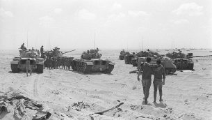 دبابات مدرعة إسرائيلية تتخذ مواقعها في بداية حرب أكتوبر في 10 أكتوبر 1973. (Bamahane/Defense Ministry Archives)
