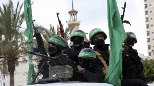 عناصر ملثمون من كتائب عز الدين القسام، الجناح العسكري لحركة حماس، خلال الذرى ال30 لتأسيس الحركة، مدينة غزة، 13 ديسمبر 2017 (AP Photo/Adel Hana)