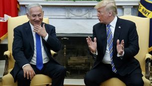 الرئيس الأمريكي دونالد ترامب يلتقي برئيس الوزراء الإسرائيلي بينيامين نتنياهو في المكتب البيضاوي في البيت الأبيض، 5 مارس، 2018، في واشنطن. . (AP Photo/Evan Vucci)